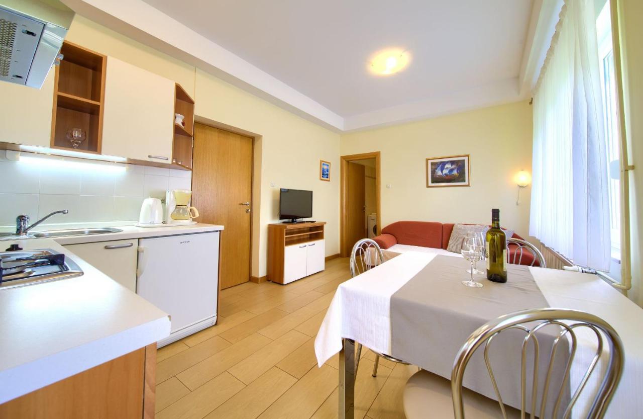 Apartments Jele Malinska Extérieur photo
